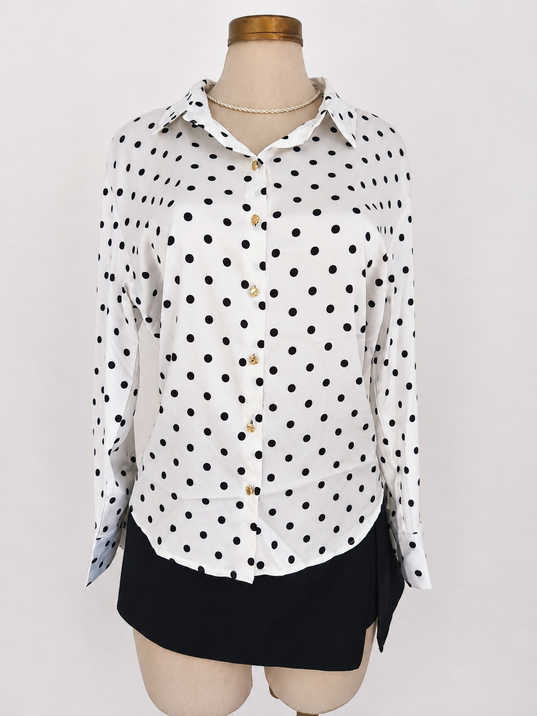 Blusa abotonada de satén con lunares - imagen 4