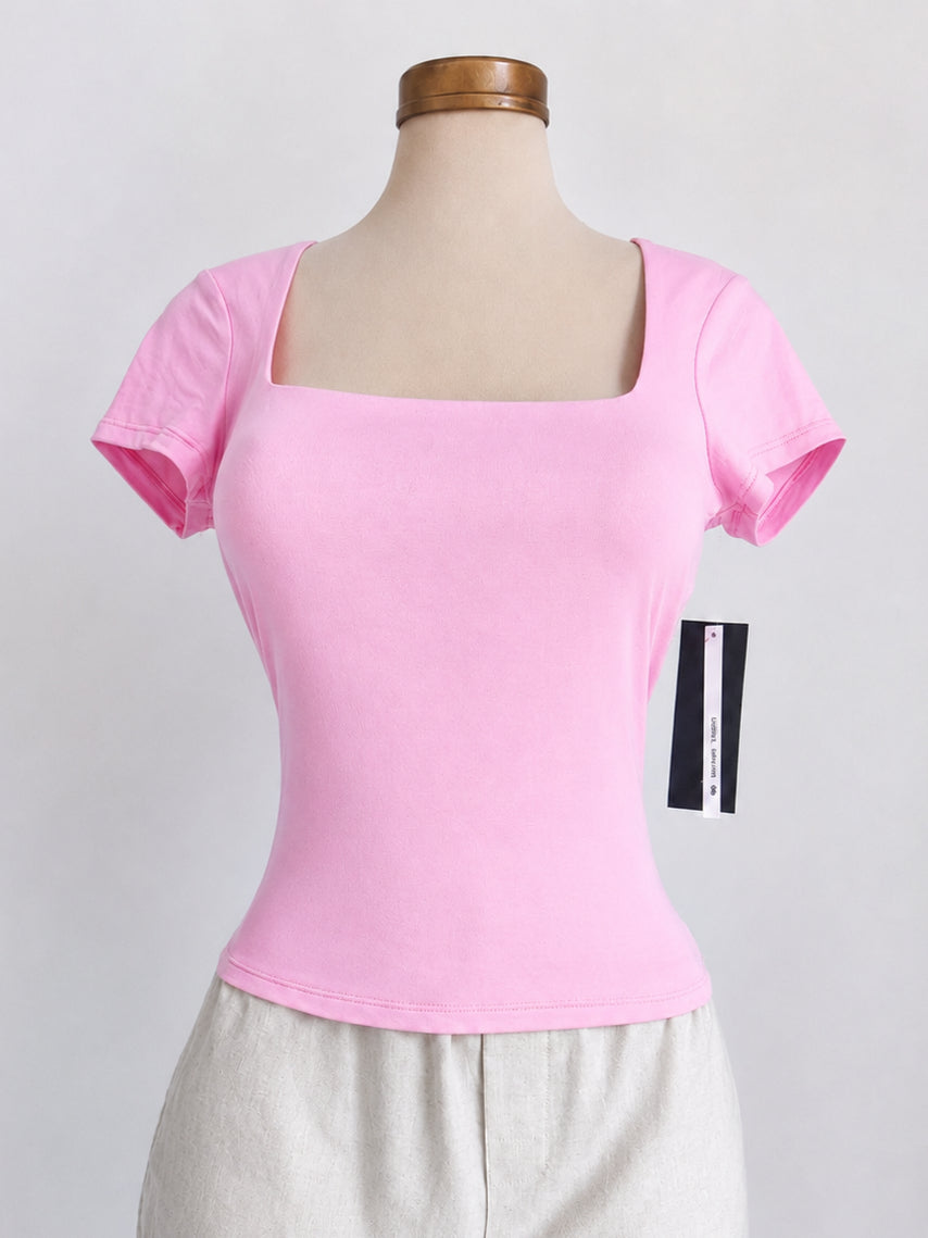 Top rosa de manga corta con cuello cuadrado y doble capa en frontal y posterior