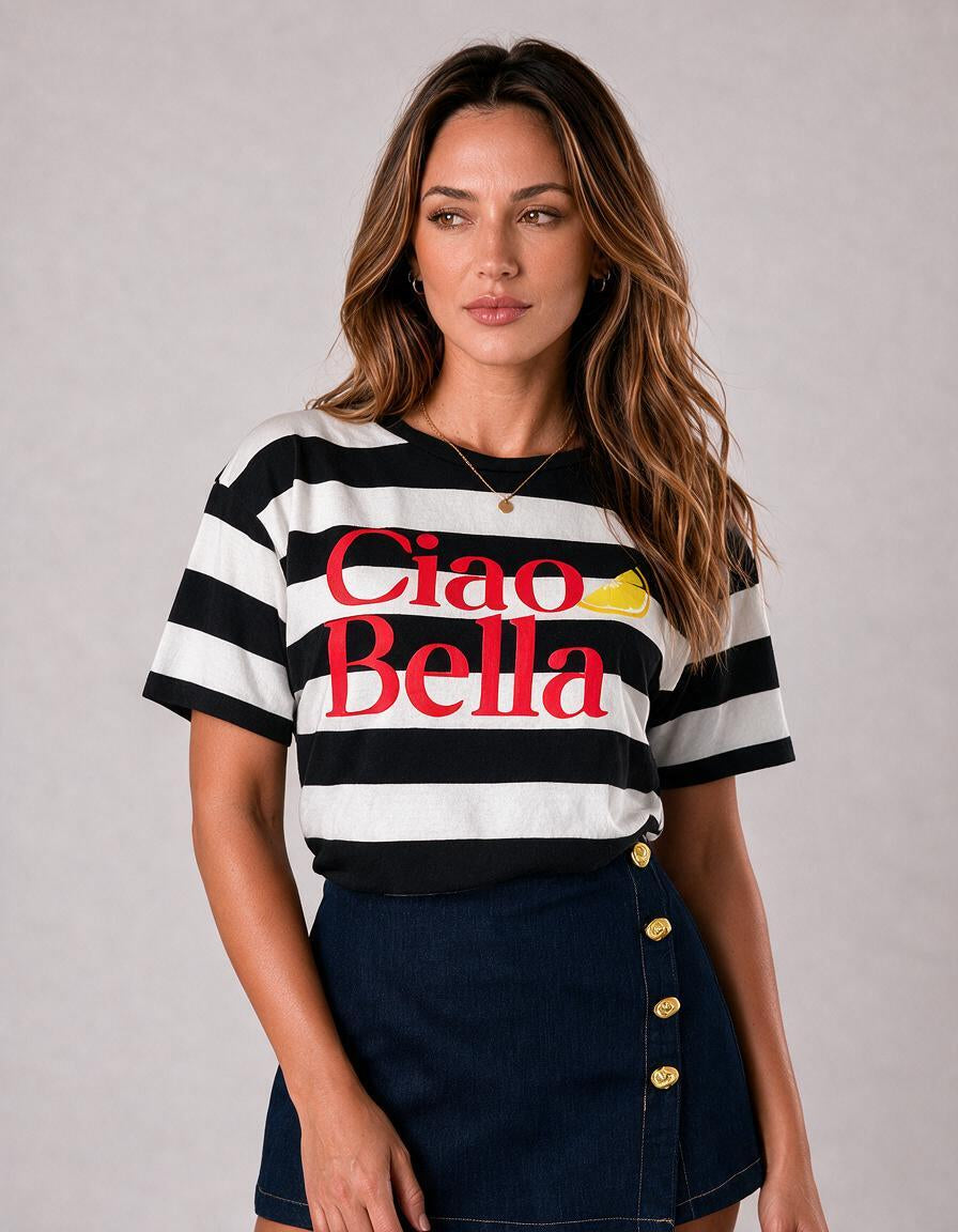 Camiseta negra de manga corta con cuello redondo y rayas gráficas