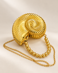 Bolso bandolera dorado con cadena y herrajes