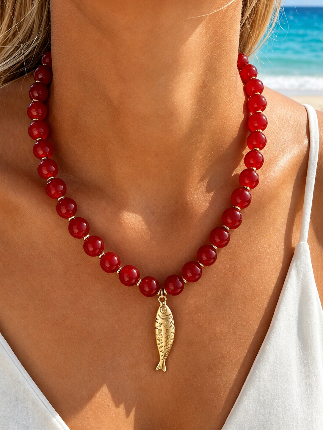 Collar bohemio de cuentas rojas con dije de pez dorado