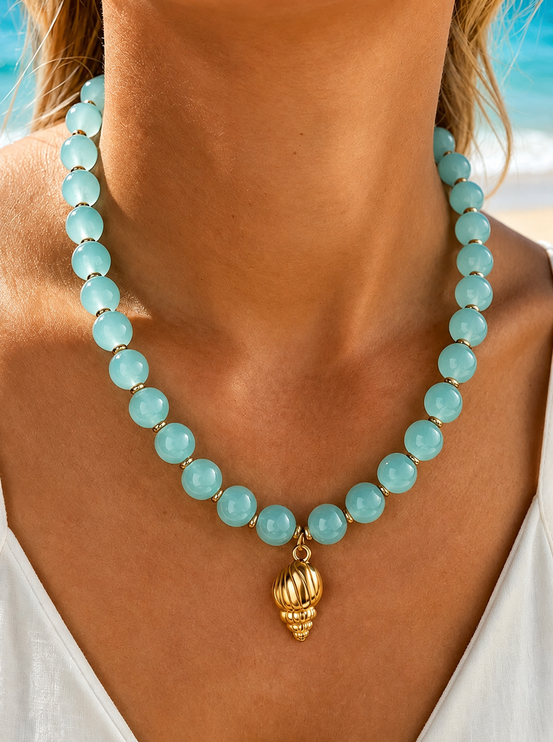 Collar bohemio turquesa con colgante dorado