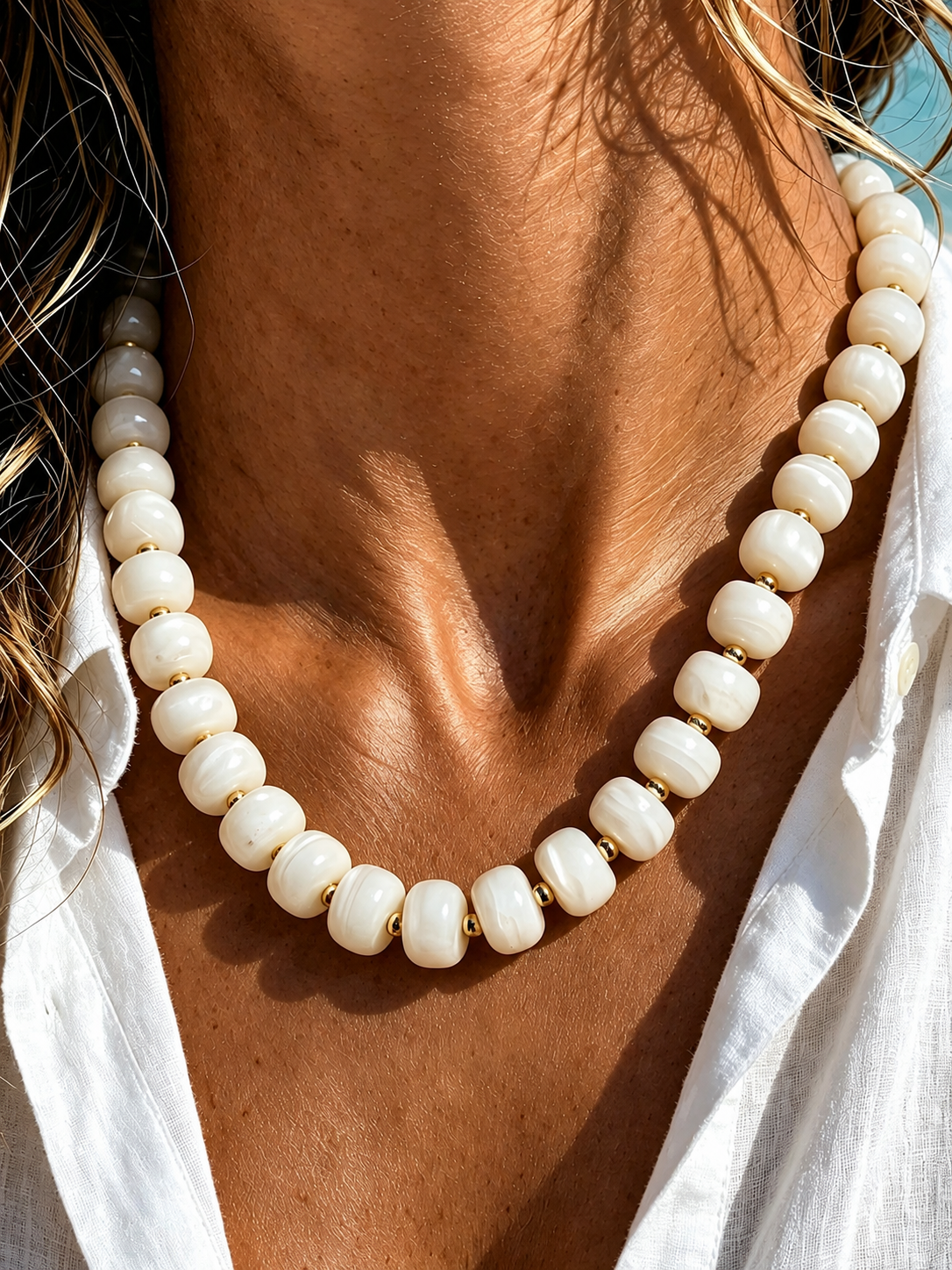 Collar bohemio de cuentas marfil con detalles dorados