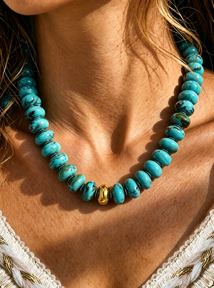 Collar bohemio de cuentas turquesa con detalle dorado