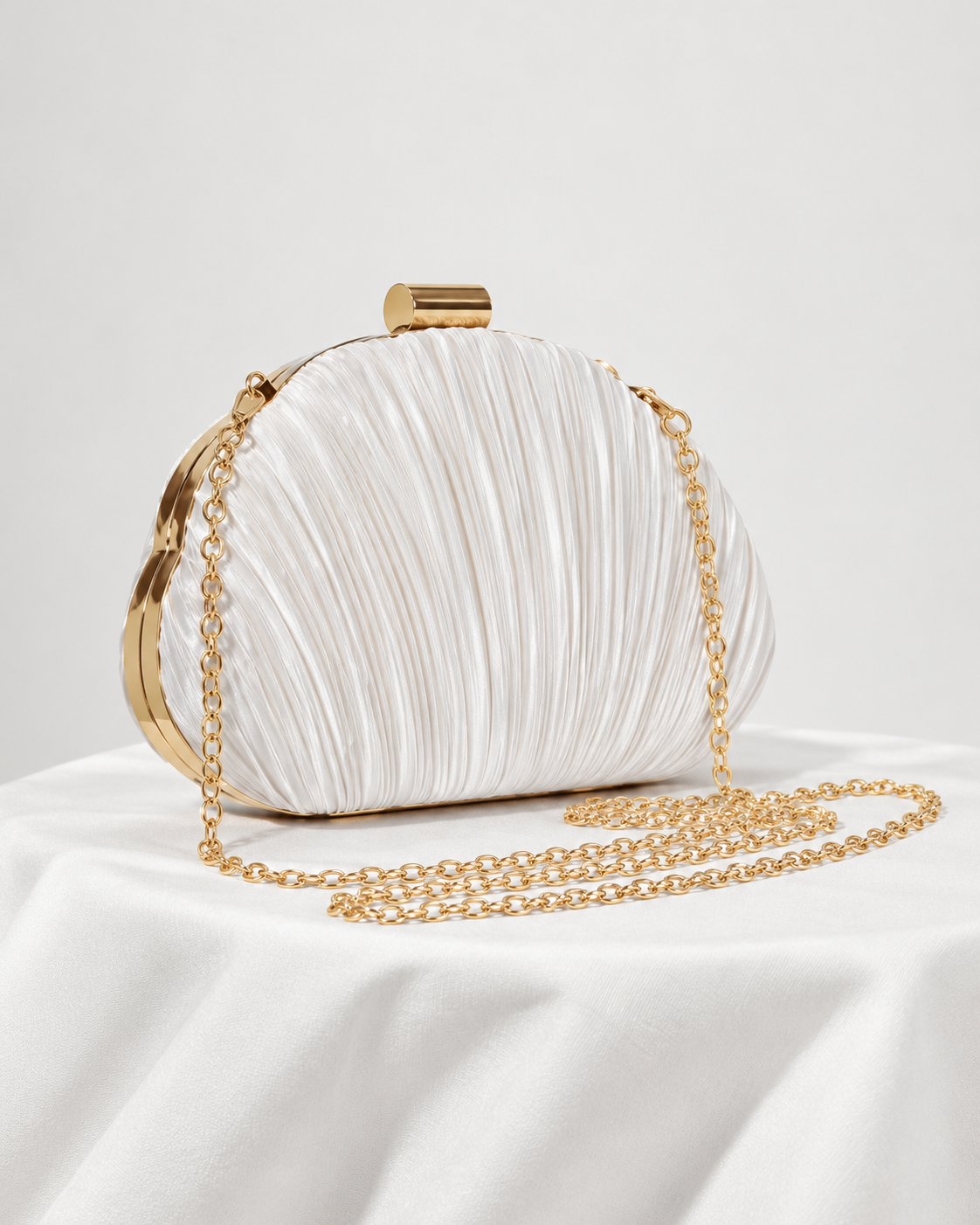 Bolso plisado de satén blanco