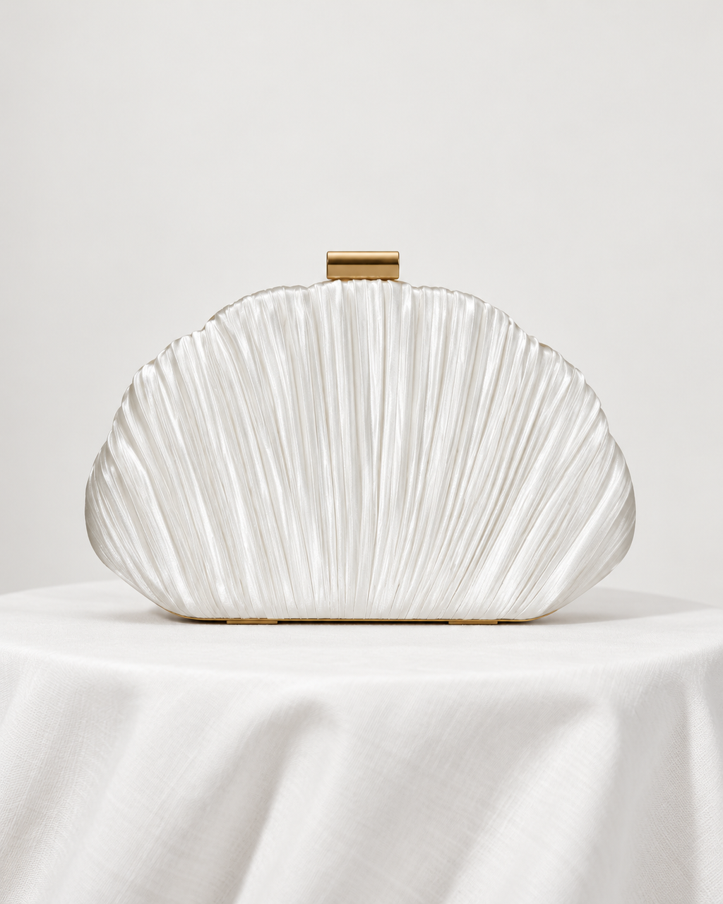 Bolso plisado de satén blanco