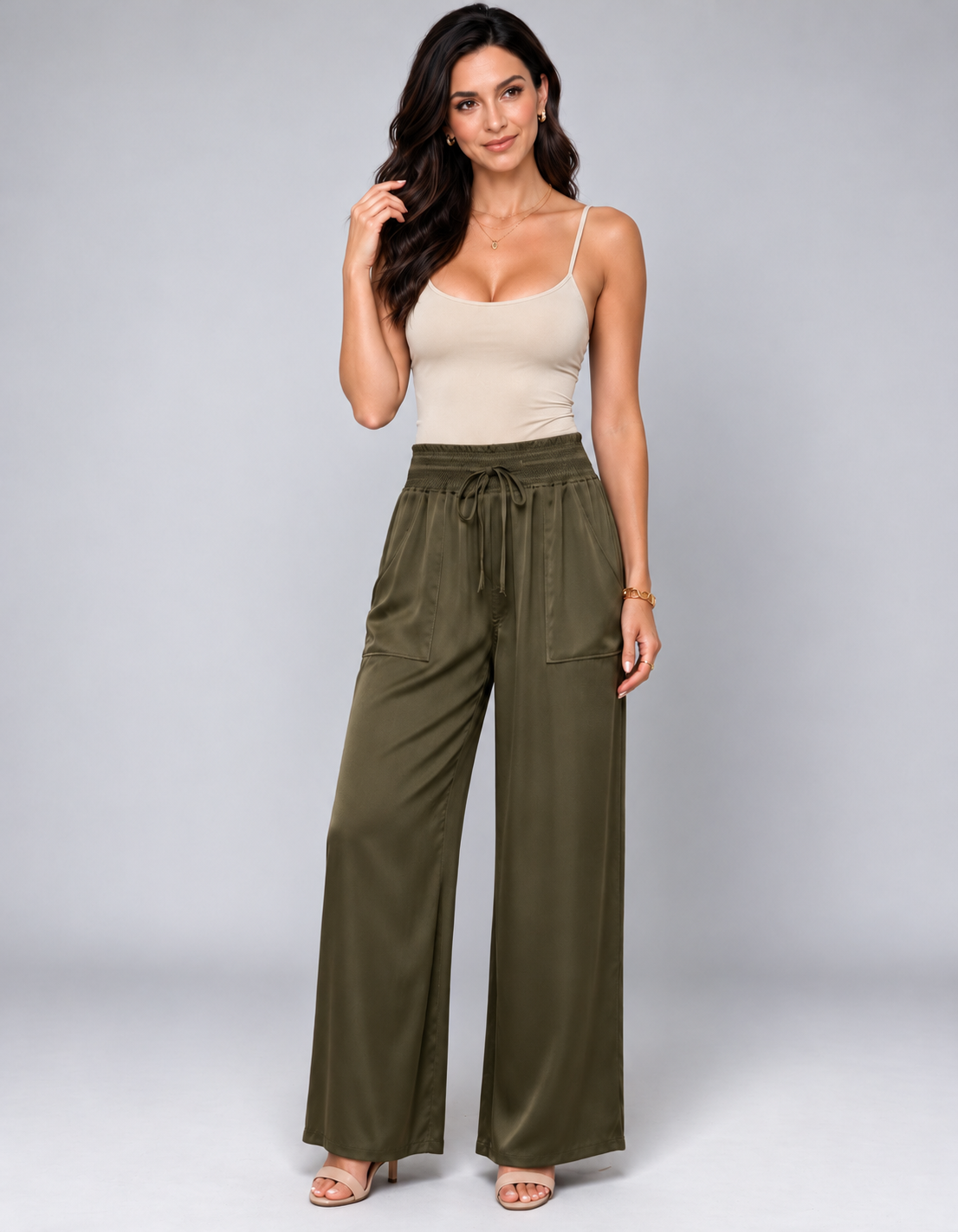 Pantalón satinado de pierna ancha · Verde oliva
