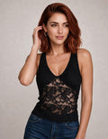 Top negro de tirantes con cuello halter y encaje floral