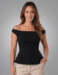 Top de punto con peplum y hombros descubiertos