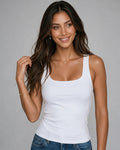 Camiseta blanca sin mangas de doble capa con escote redondo