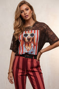 Camiseta oversize café con estampado de perro y tirantes de encaje de Sonia