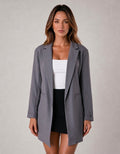 Chaqueta gris tipo blazer larga sin botones estilo princesa de sarga