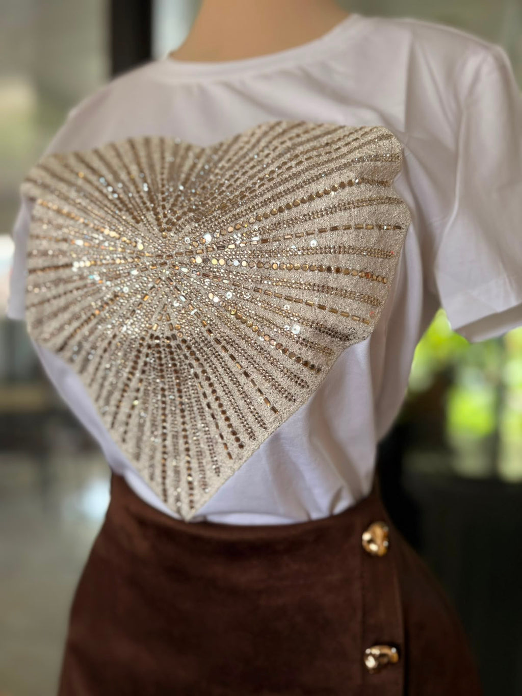 Camiseta de manga corta para mujer con estampado de corazón y pedrería