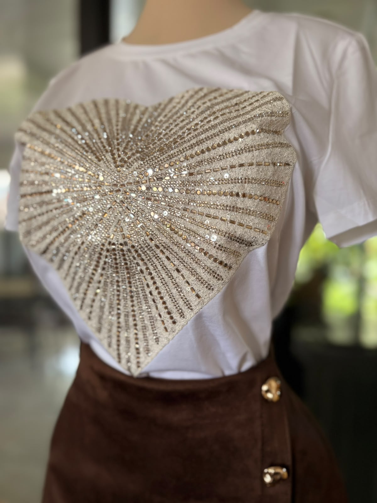 Camiseta de manga corta para mujer con estampado de corazón y pedrería