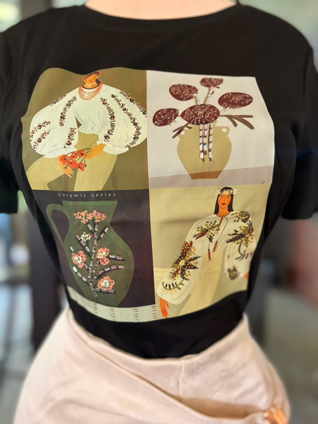 Camiseta de manga corta con estampado floral y mujer artística con pedrería