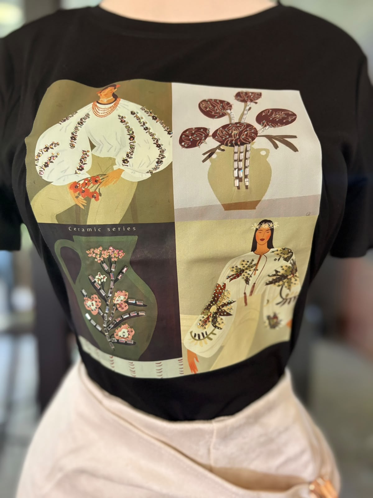 Camiseta de manga corta con estampado floral y mujer artística con pedrería