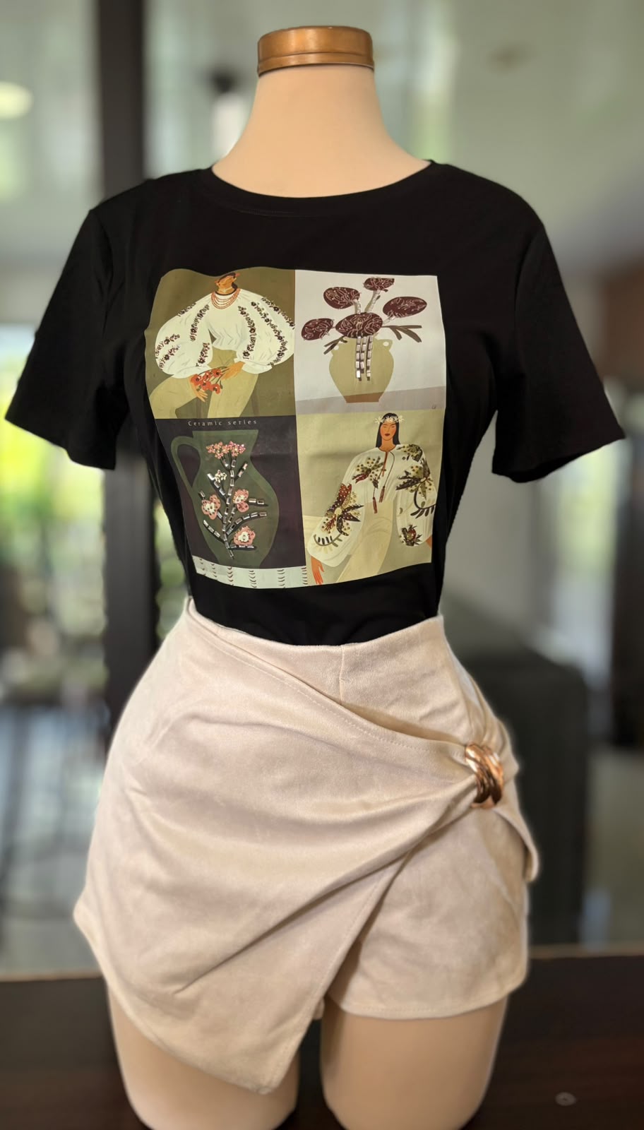 Camiseta de manga corta con estampado floral y mujer artística con pedrería