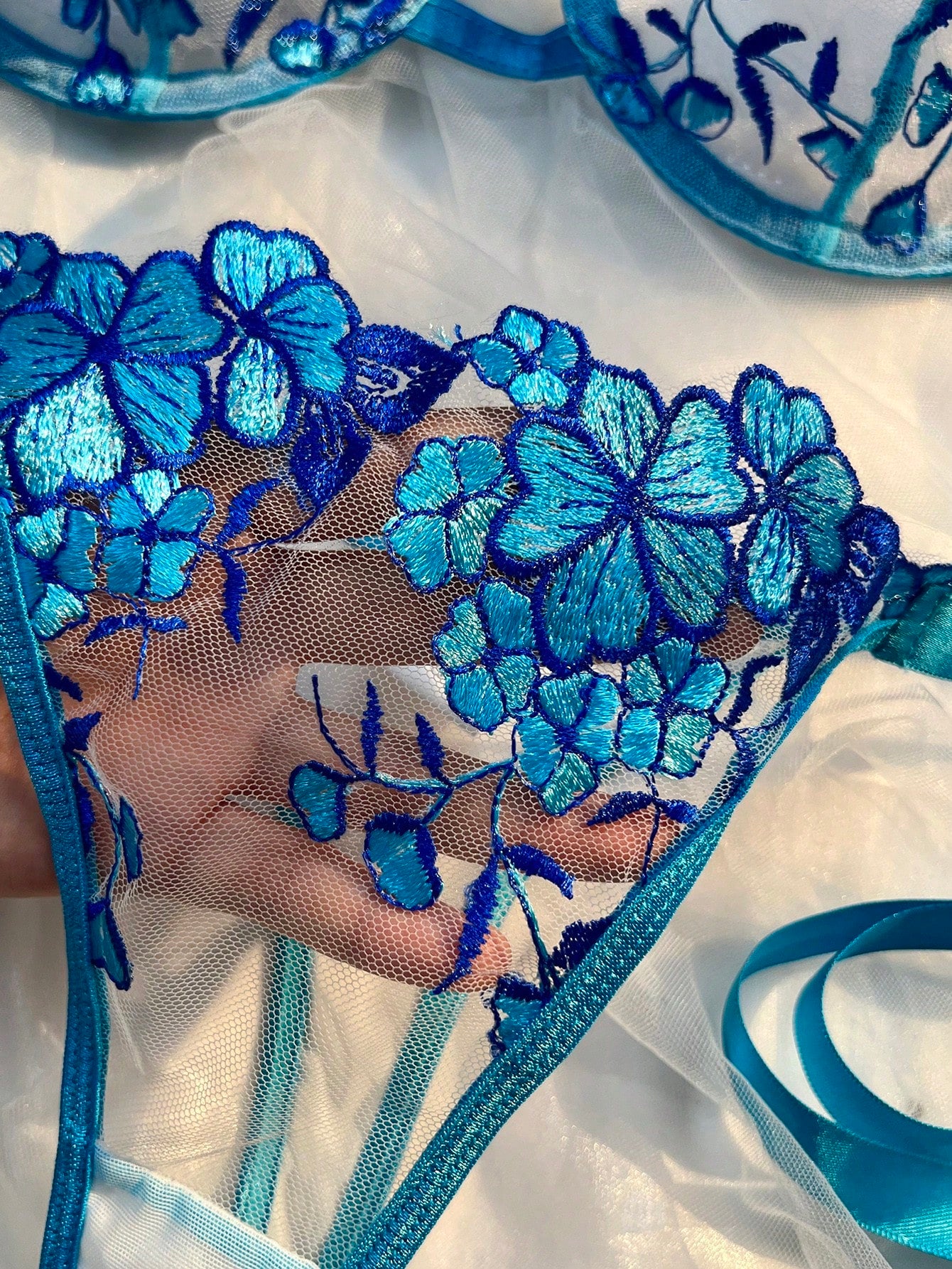 Conjunto de lencería de 2 piezas con tirantes bordados en azul celes - imagen 3