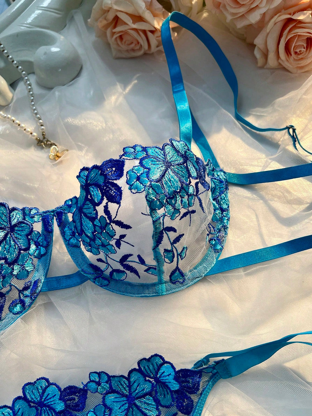 Conjunto de lencería de 2 piezas con tirantes bordados en azul celes - imagen 4
