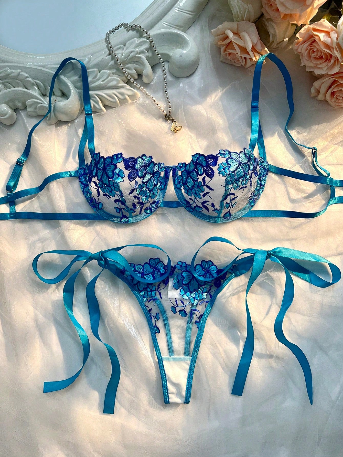 Conjunto de lencería de 2 piezas con tirantes bordados en azul celes