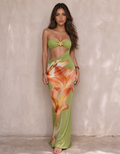 Conjunto de bikini verde con falda floral