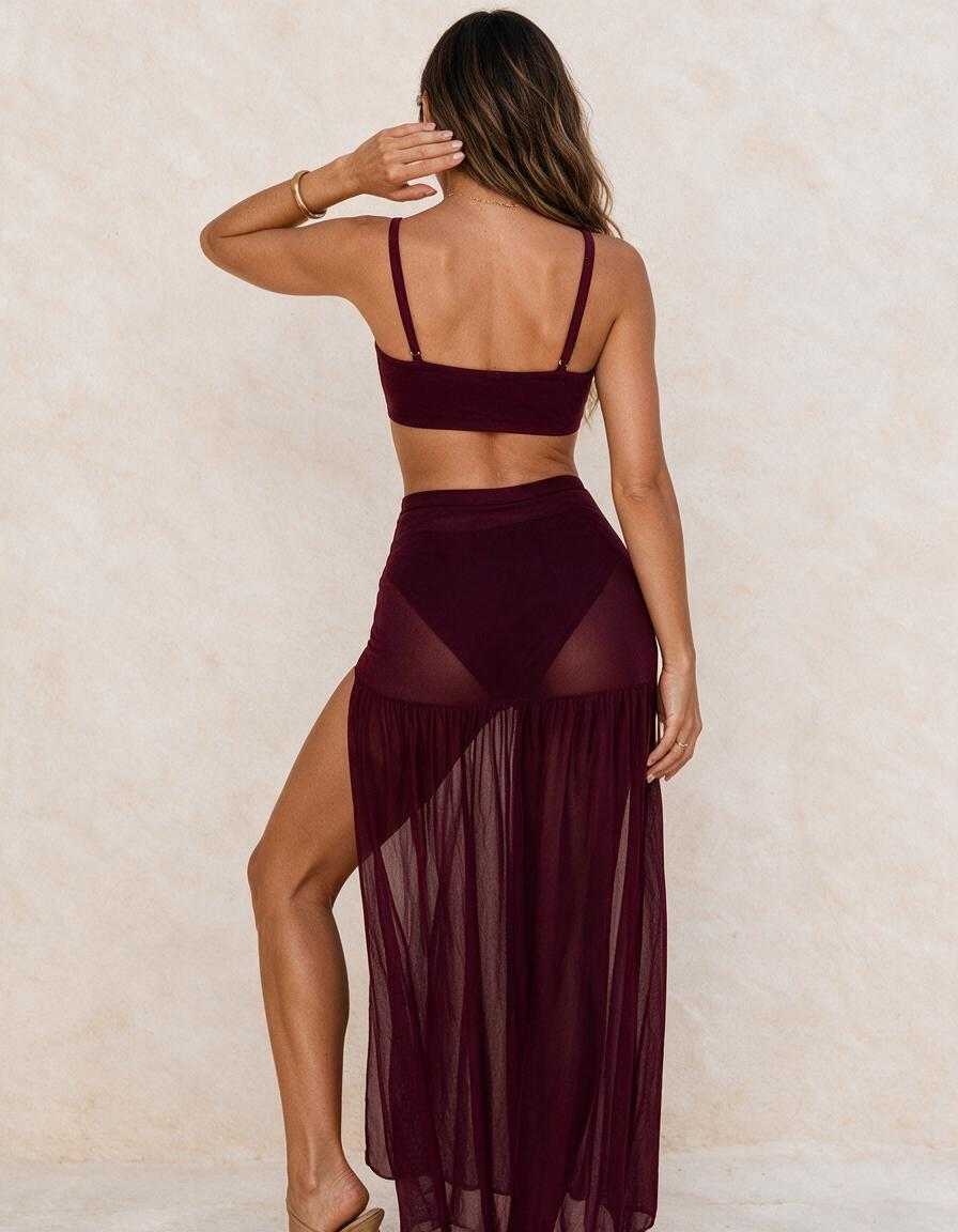 Bikini burdeos de tres piezas con falda fruncida