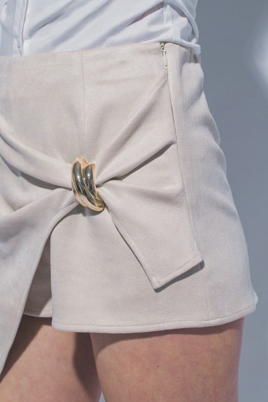 Skort de gamuza color marfil con detalle de anillo dorado y cremallera lateral