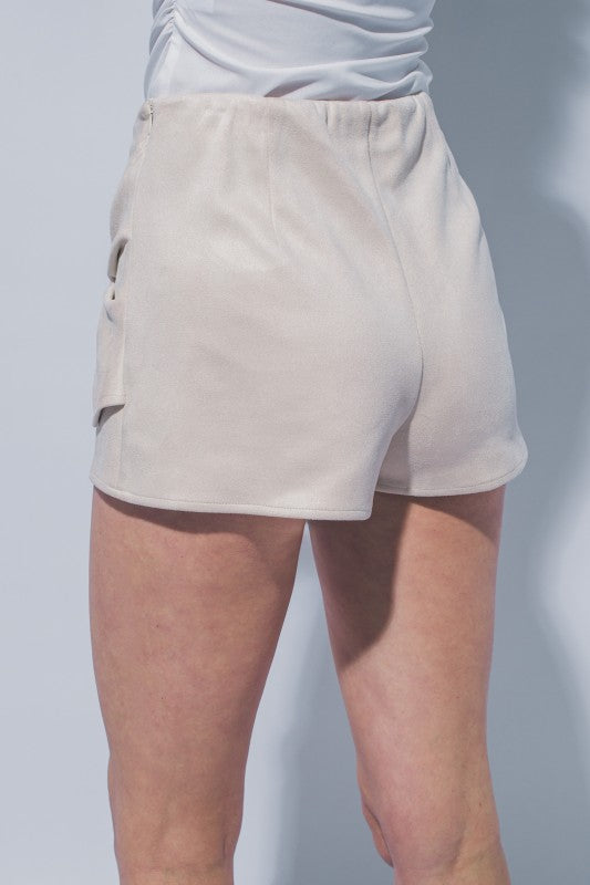 Skort de gamuza color marfil, vista posterior