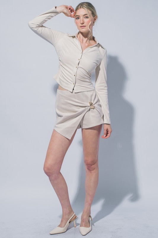 Skort de gamuza color marfil en modelo, segunda vista de cuerpo completo