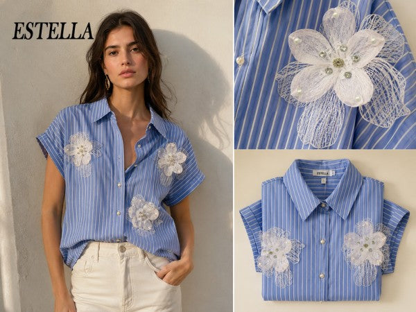 Top azul a rayas con flores de encaje, pedrería y cuentas, vista editorial